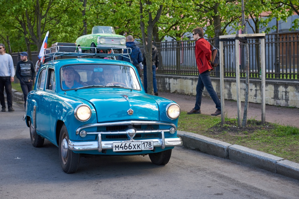 Ретроавтомобили снова на улицах города: в Санкт-Петербурге завершилось ралли “Ленинград”